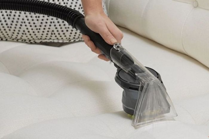 Cách bảo quản nệm cao su hiệu quả để kéo dài tuổi thọ 3 Hút bụi nệm thường xuyên là cách để bảo quản nệm cao su hiệu quả