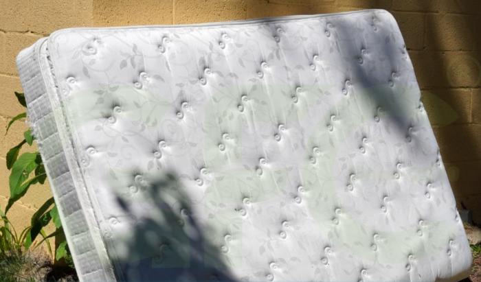 Phơi nệm sau khi làm sạch, khử mùi để nệm khô thoáng