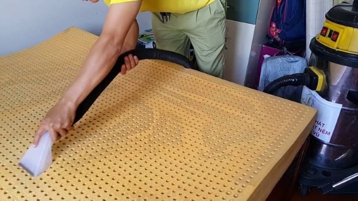 Cách giặt nệm cao su đúng chuẩn tại nhà 1 Dùng máy hút bụi chạy đều khắp bề mặt nệm cao su để hút sạch bụi hay các mảnh vụn nhỏ