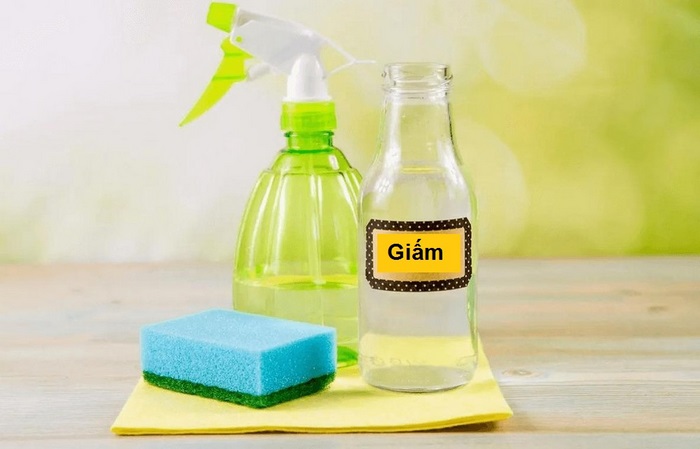 Nguyên nhân và 3+ cách khử mùi hôi cho nệm hiệu quả nhất 3 Bạn có thể dùng hỗn hợp khử mùi từ giấm trắng để đánh bay mùi hôi trên nệm tại nhà