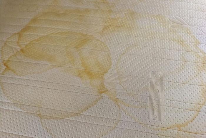 Nệm sử dụng lâu ngày, vệ sinh không đúng cách dễ bị ố vàng bẩn