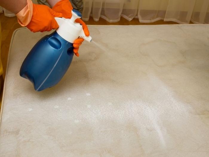 Một số vết ố vàng cần phải có dung dịch chuyên dụng để làm sạch