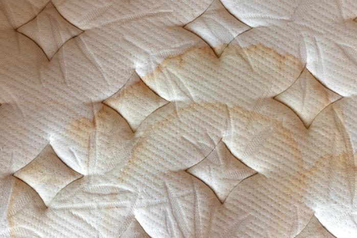 Hướng dẫn chi tiết cách vệ sinh nệm Kymdan hiệu quả, an toàn 1 Nệm sử dụng lâu thường bị bẩn do hồ hơi, bụi bẩn hoặc do đồ uống bị đổ