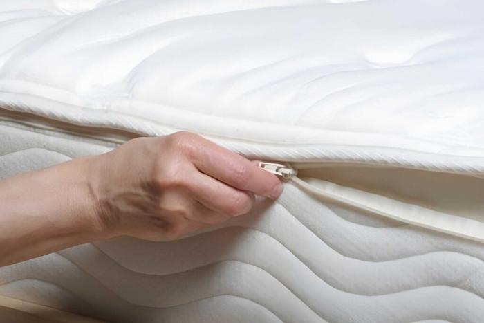 Hướng dẫn chi tiết cách vệ sinh nệm Kymdan hiệu quả, an toàn 3 Lột bỏ ga bọc nệm trước khi thực hiện vệ sinh