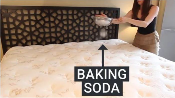 Rắc một lớp baking soda mỏng và đều khắp bề mặt nệm để khử mùi