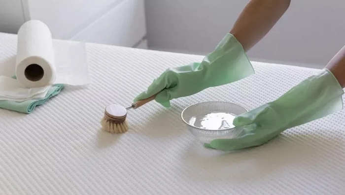 Cách xử lý nệm bị dính máu với oxy già rất phù hợp với nệm màu trắng