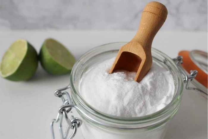 Bạn có thể áp dụng cách xử lý nệm bị dính máu với muối pha nước lạnh tại nhà khi gặp vấn đề này