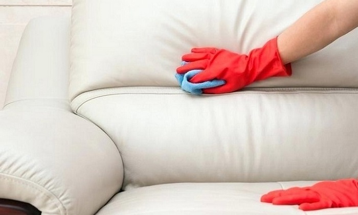 Đối với các vết mực mới có thể lau sạch bằng nước với khăn ẩm