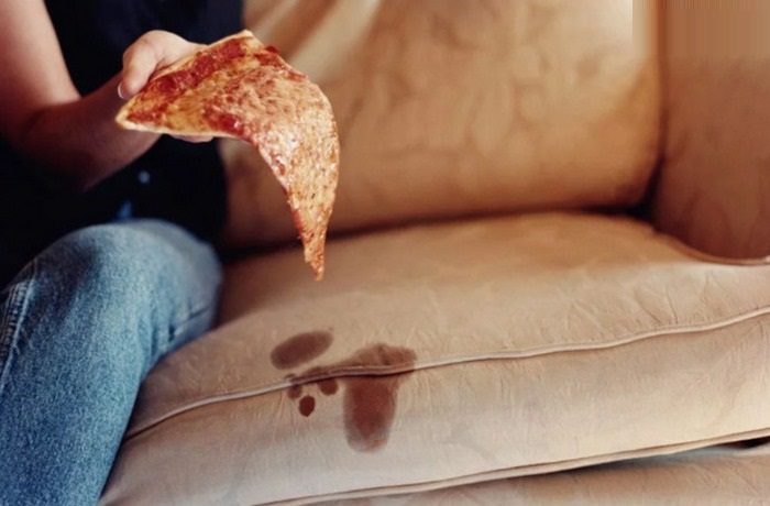 Xử lý ghế sofa bị mốc đơn giản, nhanh chỉ trong 1 phút 2 Thức ăn rớt trên ghế không được làm sạch để lâu ngày sẽ gây mốc