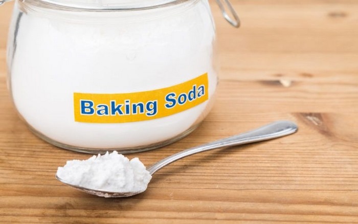 {Mẹo hay} Cách làm sạch ghế sofa dính máu đơn giản, hiệu quả 1 Baking soda giúp xử lý vết bẩn nhanh chóng khi ghế sofa dính máu