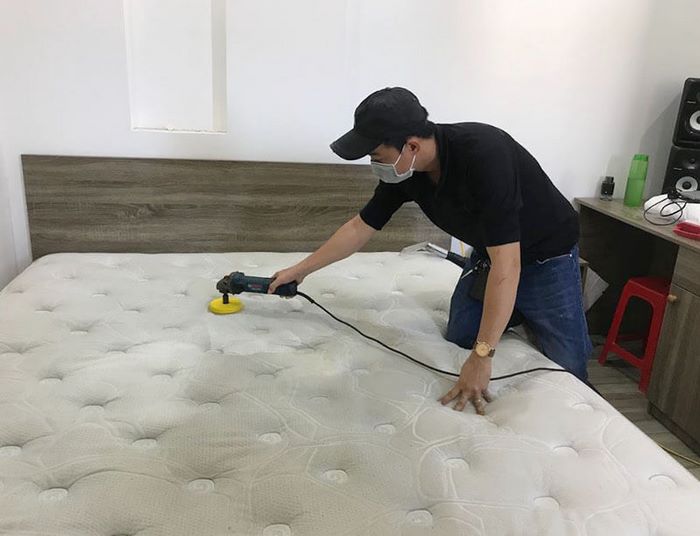 Sử dụng máy hút hơi nước công suất lớn để hoàn thiện quy trình giặt nệm khô chuyên nghiệm tại nhà khách hàng