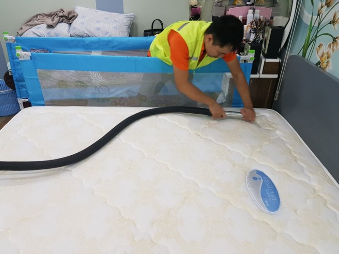 Dịch vụ giặt nệm ở Dầu Tiếng Vệ Sinh Sao Việt cung cấp hỗ trợ nhiều vấn đề, bảo hành 1 tuần sau sử dụng dịch vụ