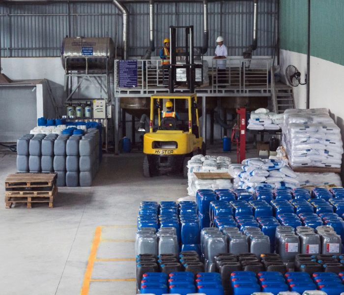 Hóa chất vệ sinh công nghiệp an toàn, thân thiện môi trường 4 hoa-chat-ve-sinh-cong-nghiep