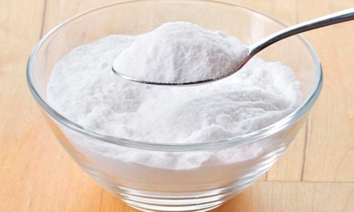 Cách giặt thảm chùi chân siêu nhanh, siêu sạch chỉ trong giây lát 3 Khử mùi bằng baking soda