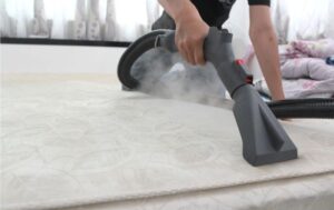 làm sạch mạt bụi trên nệm