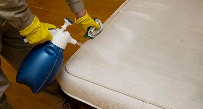 Nguyên nhân và cách hạn chế tình trạng nệm hơi bị phồng 2 Sử dụng hóa chất không phù hợp có thể khiến nệm hơi bị phồng bất thường, ảnh hưởng đến tuổi thọ nệm