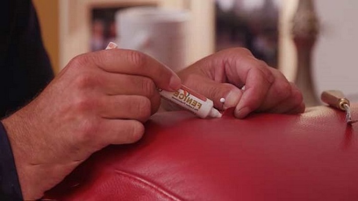 Cách khắc phục sofa da bị rách đơn giản, hiệu quả 4 Cần sử dụng keo chuyên dụng để tăng độ liên kết dính khi xử lý sofa da bị rách